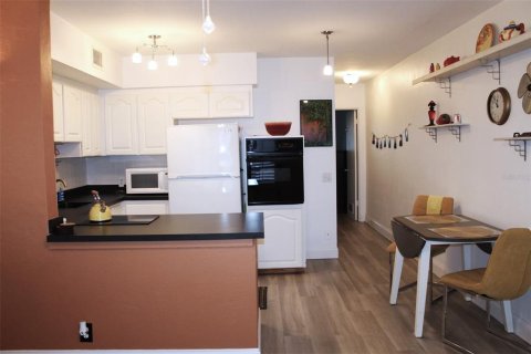 Condominio en venta en Kenneth City, Florida, 1 dormitorio, 60.57 m2 № 1870773 - foto 3