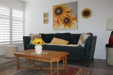 Condominio en venta en Kenneth City, Florida, 1 dormitorio, 60.57 m2 № 1870773 - foto 11
