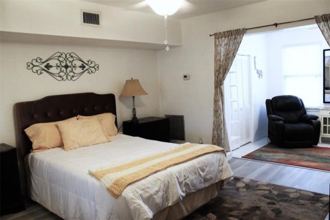 Condominio en venta en Kenneth City, Florida, 1 dormitorio, 60.57 m2 № 1870773 - foto 19