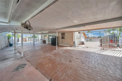 Casa en venta en Miami, Florida, 5 dormitorios, 218.51 m2 № 2000280 - foto 30