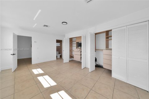 Casa en venta en Miami, Florida, 5 dormitorios, 218.51 m2 № 2000280 - foto 27