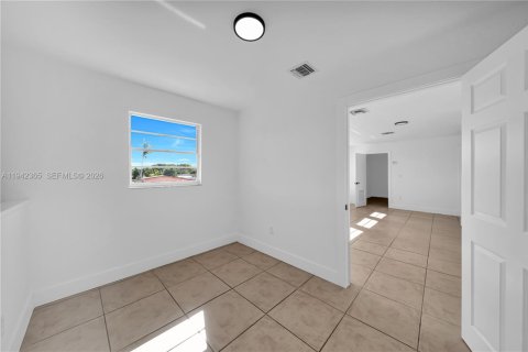 Casa en venta en Miami, Florida, 5 dormitorios, 218.51 m2 № 2000280 - foto 26