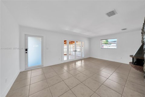 Casa en venta en Miami, Florida, 5 dormitorios, 218.51 m2 № 2000280 - foto 10