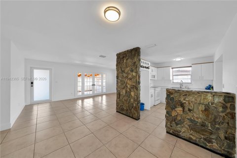 Casa en venta en Miami, Florida, 5 dormitorios, 218.51 m2 № 2000280 - foto 12
