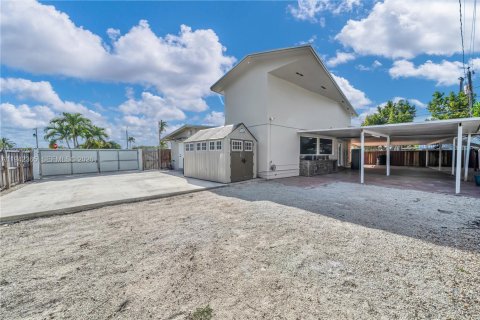 Casa en venta en Miami, Florida, 5 dormitorios, 218.51 m2 № 2000280 - foto 3