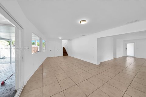 Casa en venta en Miami, Florida, 5 dormitorios, 218.51 m2 № 2000280 - foto 17