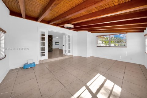 Casa en venta en Miami, Florida, 5 dormitorios, 218.51 m2 № 2000280 - foto 25