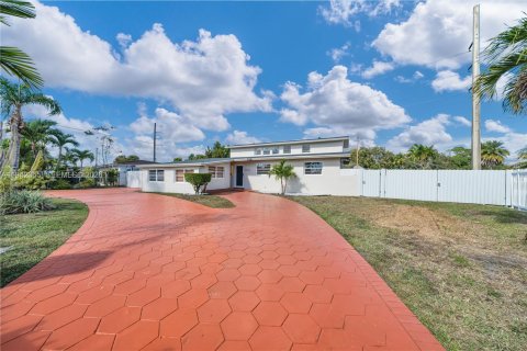 Casa en venta en Miami, Florida, 5 dormitorios, 218.51 m2 № 2000280 - foto 4