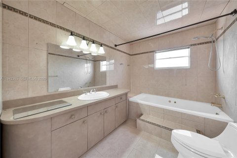 Casa en venta en Miami, Florida, 5 dormitorios, 218.51 m2 № 2000280 - foto 29