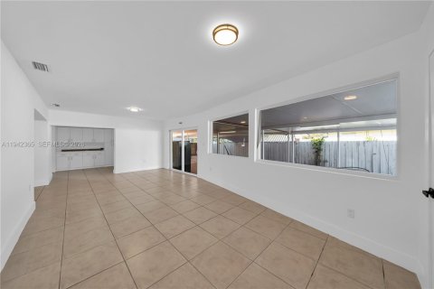 Casa en venta en Miami, Florida, 5 dormitorios, 218.51 m2 № 2000280 - foto 18