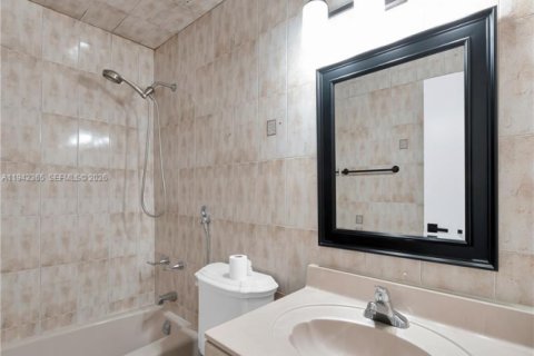 Casa en venta en Miami, Florida, 5 dormitorios, 218.51 m2 № 2000280 - foto 19