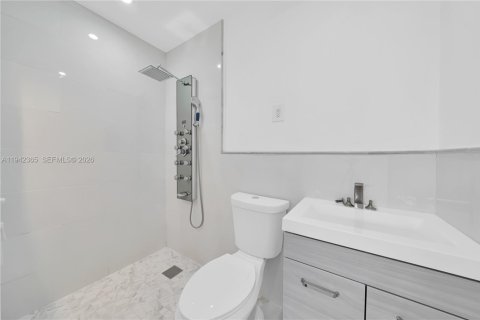 Casa en venta en Miami, Florida, 5 dormitorios, 218.51 m2 № 2000280 - foto 22