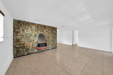 Casa en venta en Miami, Florida, 5 dormitorios, 218.51 m2 № 2000280 - foto 11