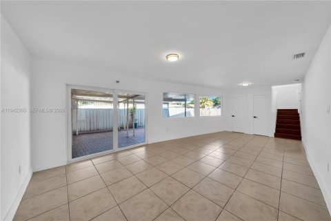 Casa en venta en Miami, Florida, 5 dormitorios, 218.51 m2 № 2000280 - foto 16