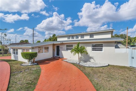 Casa en Miami, Florida 5 dormitorios, 218.51 m2 № 2000280