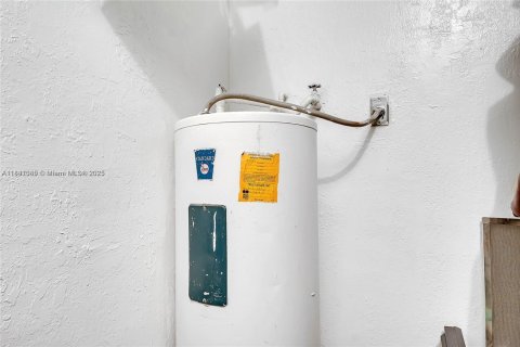 Propiedad comercial en venta en Fort Lauderdale, Florida, 179.86 m2 № 1977674 - foto 18