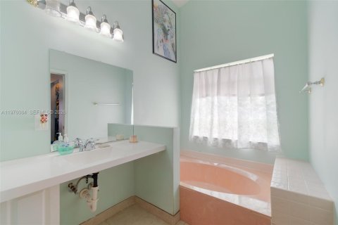 House in Margate, Florida 3 bedrooms, 145.02 sq.m. № 2040281 - photo 16