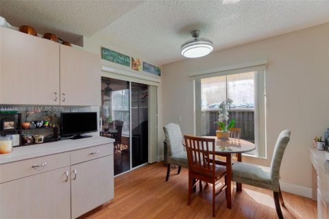 House in Margate, Florida 3 bedrooms, 145.02 sq.m. № 2040281 - photo 10