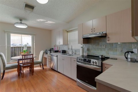 House in Margate, Florida 3 bedrooms, 145.02 sq.m. № 2040281 - photo 9