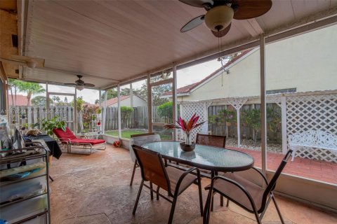 House in Margate, Florida 3 bedrooms, 145.02 sq.m. № 2040281 - photo 12