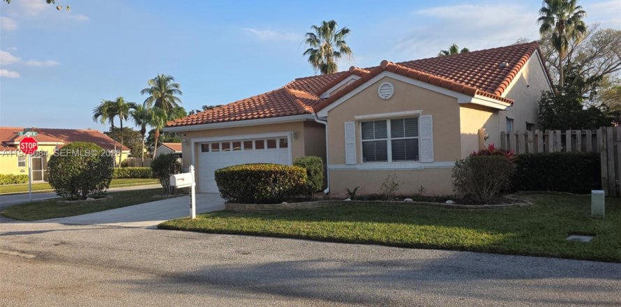 House in Margate, Florida 3 bedrooms, 145.02 sq.m. № 2040281