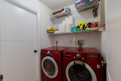 House in Margate, Florida 3 bedrooms, 145.02 sq.m. № 2040281 - photo 20