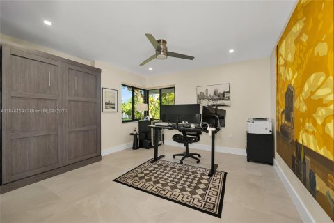 House in Miami, Florida 5 bedrooms, 418.06 sq.m. № 1841127 - photo 23