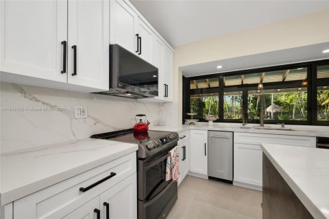 House in Miami, Florida 5 bedrooms, 418.06 sq.m. № 1841127 - photo 7