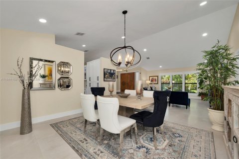 House in Miami, Florida 5 bedrooms, 418.06 sq.m. № 1841127 - photo 4