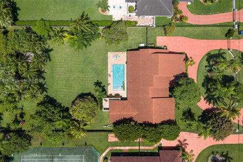 House in Miami, Florida 5 bedrooms, 418.06 sq.m. № 1841127 - photo 1