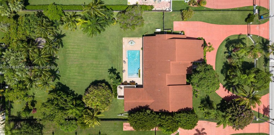 House in Miami, Florida 5 bedrooms, 418.06 sq.m. № 1841127