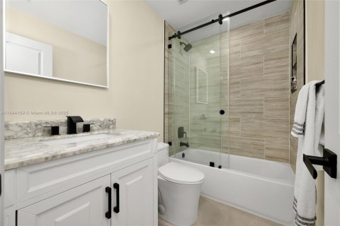 House in Miami, Florida 5 bedrooms, 418.06 sq.m. № 1841127 - photo 15
