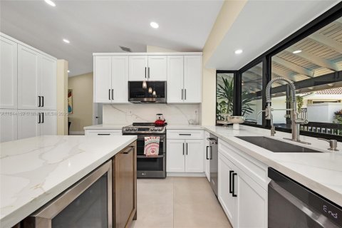 House in Miami, Florida 5 bedrooms, 418.06 sq.m. № 1841127 - photo 6