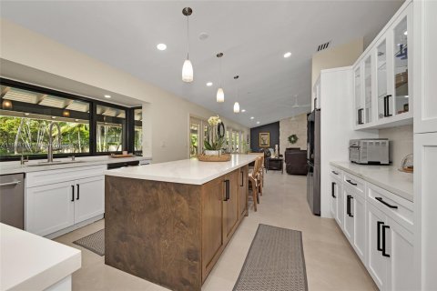 House in Miami, Florida 5 bedrooms, 418.06 sq.m. № 1841127 - photo 5