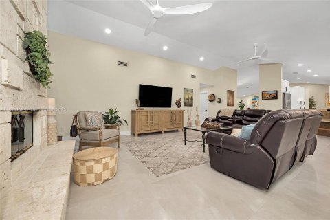 House in Miami, Florida 5 bedrooms, 418.06 sq.m. № 1841127 - photo 11