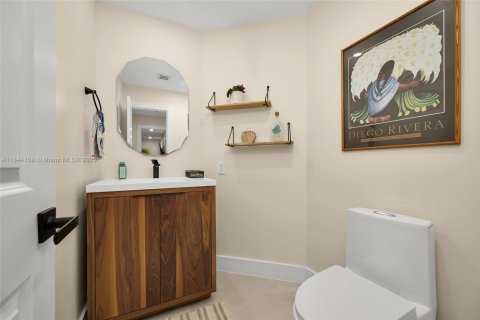 House in Miami, Florida 5 bedrooms, 418.06 sq.m. № 1841127 - photo 16