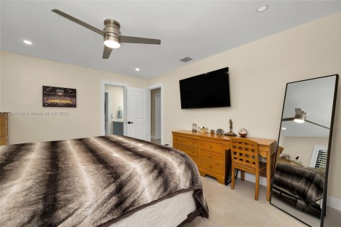 House in Miami, Florida 5 bedrooms, 418.06 sq.m. № 1841127 - photo 22