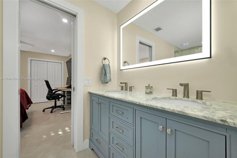 House in Miami, Florida 5 bedrooms, 418.06 sq.m. № 1841127 - photo 21