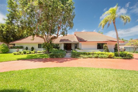 House in Miami, Florida 5 bedrooms, 418.06 sq.m. № 1841127 - photo 2
