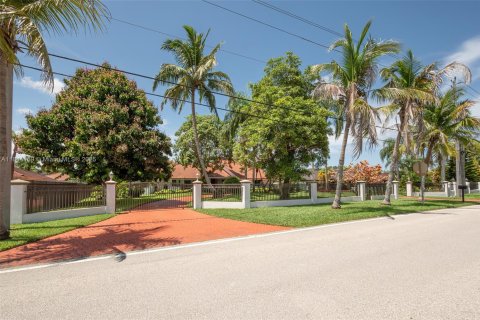 House in Miami, Florida 5 bedrooms, 418.06 sq.m. № 1841127 - photo 12