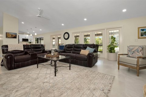 House in Miami, Florida 5 bedrooms, 418.06 sq.m. № 1841127 - photo 9