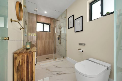 House in Miami, Florida 5 bedrooms, 418.06 sq.m. № 1841127 - photo 24
