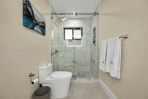 House in Miami, Florida 5 bedrooms, 418.06 sq.m. № 1841127 - photo 20