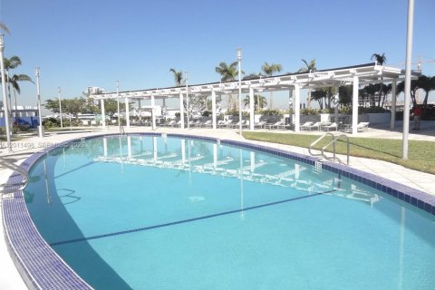 Condominio en venta en Miami, Florida, 1 dormitorio, 70.7 m2 № 2075273 - foto 15