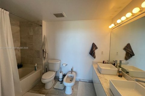 Condominio en venta en Miami, Florida, 1 dormitorio, 70.7 m2 № 2075273 - foto 12
