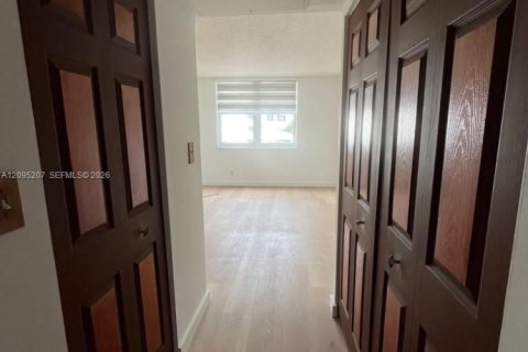 Copropriété à louer à Miami Beach, Floride: 1 chambre, 84.54 m2 № 2384709 - photo 10