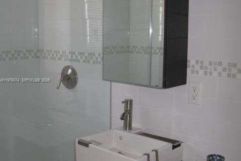 Condo in Miami Beach, Florida, 1 bedroom  № 2042010 - photo 9