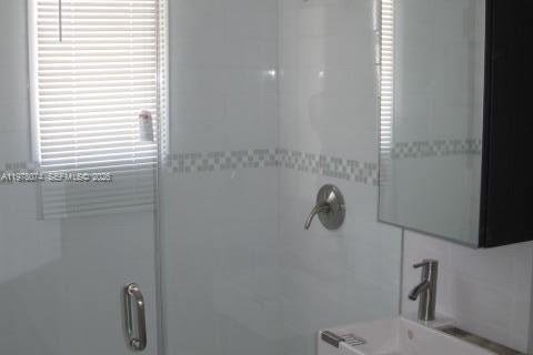 Condo in Miami Beach, Florida, 1 bedroom  № 2042010 - photo 8