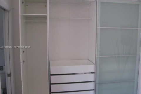 Condo in Miami Beach, Florida, 1 bedroom  № 2042010 - photo 14