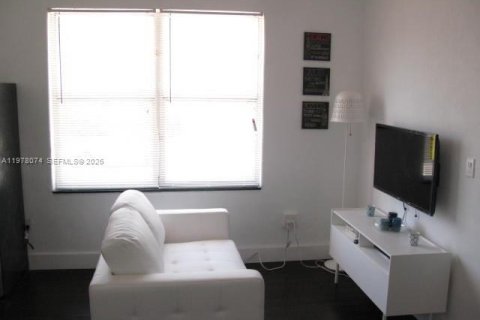 Condo in Miami Beach, Florida, 1 bedroom  № 2042010 - photo 2